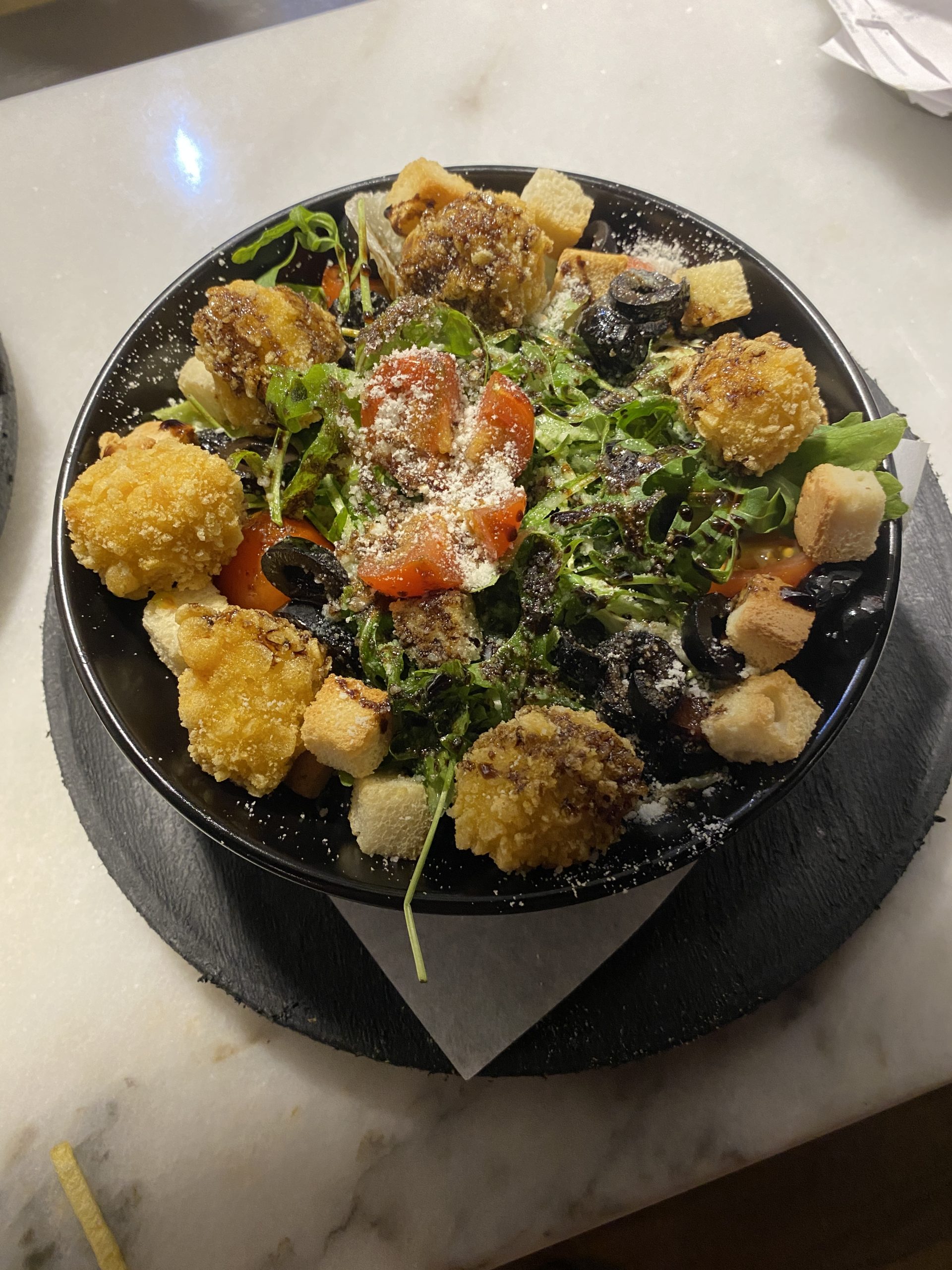 Salada de queijo crispy